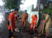 Camat dan Lurah Enggal Turun Langsung Bersihkan Lokasi Banjir