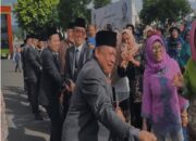 Pejabat Pemkot Balam Lomba Tarik Tambang Di Hari Kartini