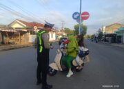 Pengendara Tak Pakai Helm Diberi Teguran, Sat Lantas Polres Lampung Utara Gencarkan Edukasi Keselamatan