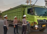 Respons Cepat Aduan Warga, Satlantas Polres Lampung Utara Lakukan Penyekatan Truk Besar di Jam Anak Sekolah