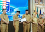 Gubernur Rahmat Mirzani Djausal Serahkan SK Mendagri tentang Pengangkatan I Komang Koheri sebagai Plt. Bupati Lampung Tengah Masa Jabatan 2025-2030