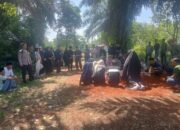 Bhabinkamtibmas Polsek Kotabumi Kota Melayat Kepala Desa Bandar Putih, Wujud Empati dan Kepedulian Polri