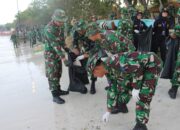 Prajurit Lanal Lampung Dukung Gerakan Radin Inten Asri Melalui Aksi Bersih Pantai