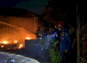 Kebakaran di Gedong Meneng, Damkarmat Kota Bandar Lampung Sigap Terjunkan 7 Armada