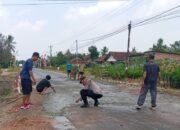 Peduli Keselamatan Warga, Polsek Abung Semuli Gotong Royong Timbun Jalan Berlubang