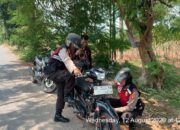 Patroli R2 Sat Samapta Polres Lampung Utara Bantu Warga Kendaraan Mogok di Jalan
