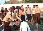 Kapolres Lampung Utara Pimpin Ziarah Makam Pahlawan dalam Rangka Hari Pramuka ke-65