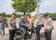Menjelang Perayaan Hari Kemerdekaan RI ke-81, Kapolres Tulang Bawang Barat Bagikan Bendera Merah Putih Kepada Masyarakat Dan Pengguna Jalan