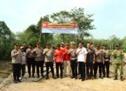 Tumbuhkan Semangat Gotong Royong, Kapolres Tulang Bawang Barat Bersama Warga Perbaiki Jembatan sementara Merah Putih Presisi