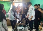 HUT ke-81 RI, Eva Dwiana Bagikan Alat Kesehatan kepada Warga