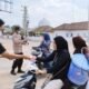 Polsek Tumijajar dan Lambu kibang Bagikan Masker di Tengah Aktivitas Anak Krakatau, Warga Diimbau Tetap Tenang