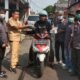 Lurah Sutiman Bersama Linmas dan RT Bagikan Masker Kepada Warga