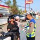Polres Tulang Bawang Barat dan Polsek Jajaran Bagikan Masker Gratis Untuk Warga, Lindungi Masyarakat Dari Abu Vulkanik
