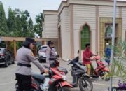 Polwan Polres Lampung Utara Kawal Sholat Jumat, Bantu Kelancaran Lalu Lintas dan Keamanan Jemaah
