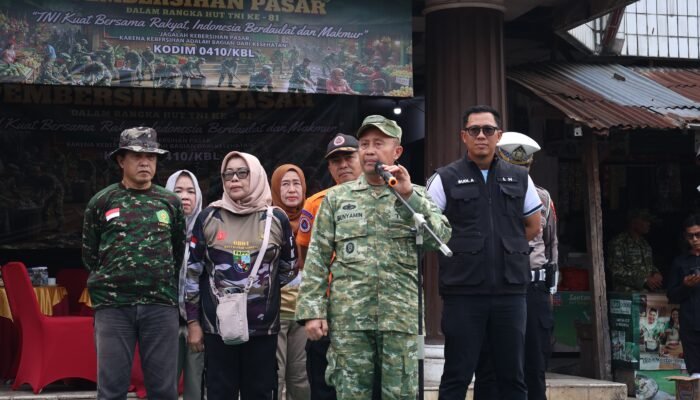 Sinergi HUT Ke-81 TNI, Kodim 0410/KBL dan UPT PS DLH TKP Kota Bandar Lampung Bersihkan Pasar Tamin dan Kali di Pasir Gintung