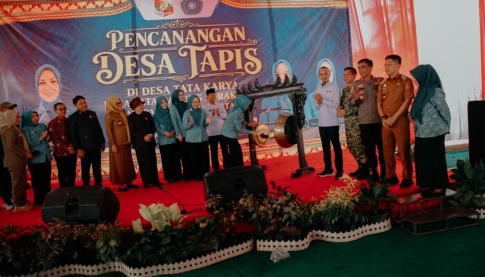 Ketua Tim Penggerak (TP) PKK Provinsi Lampung Purnama Wulan Sari Mirza mencanangkan Program Desa TAPIS di Desa Tata Karya Kecamatan Abung Surakarta