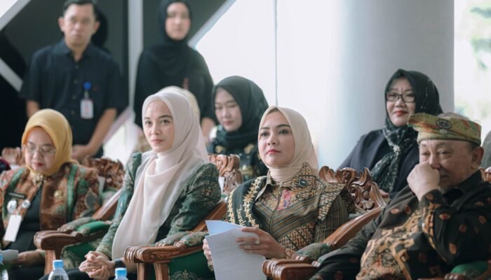 Bunda Literasi Lampung Batin Wulan Ajak Generasi Muda Lestarikan Budaya melalui Pameran Kayu Ara