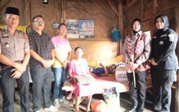 Jumat Berbagi, Kapolres Lampung Utara AKBP Raswidiati Anggraini Salurkan Sembako dan Uang Tunai kepada Warga Kurang Mampu
