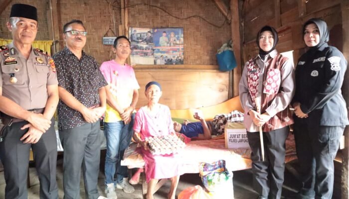 Jumat Berbagi, Kapolres Lampung Utara AKBP Raswidiati Anggraini Salurkan Sembako dan Uang Tunai kepada Warga Kurang Mampu